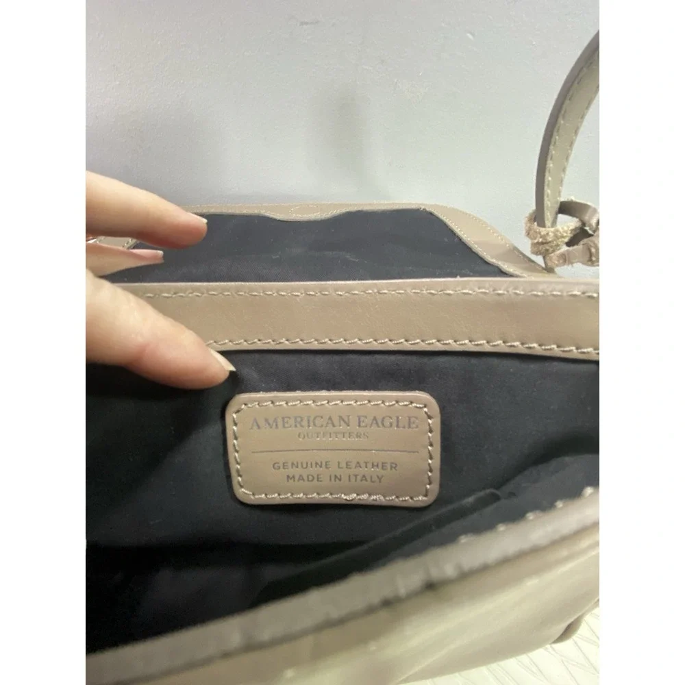 American Eagle Women's‎ Taupe Leather Crossbody Bag. Adjustable Strap 8.5